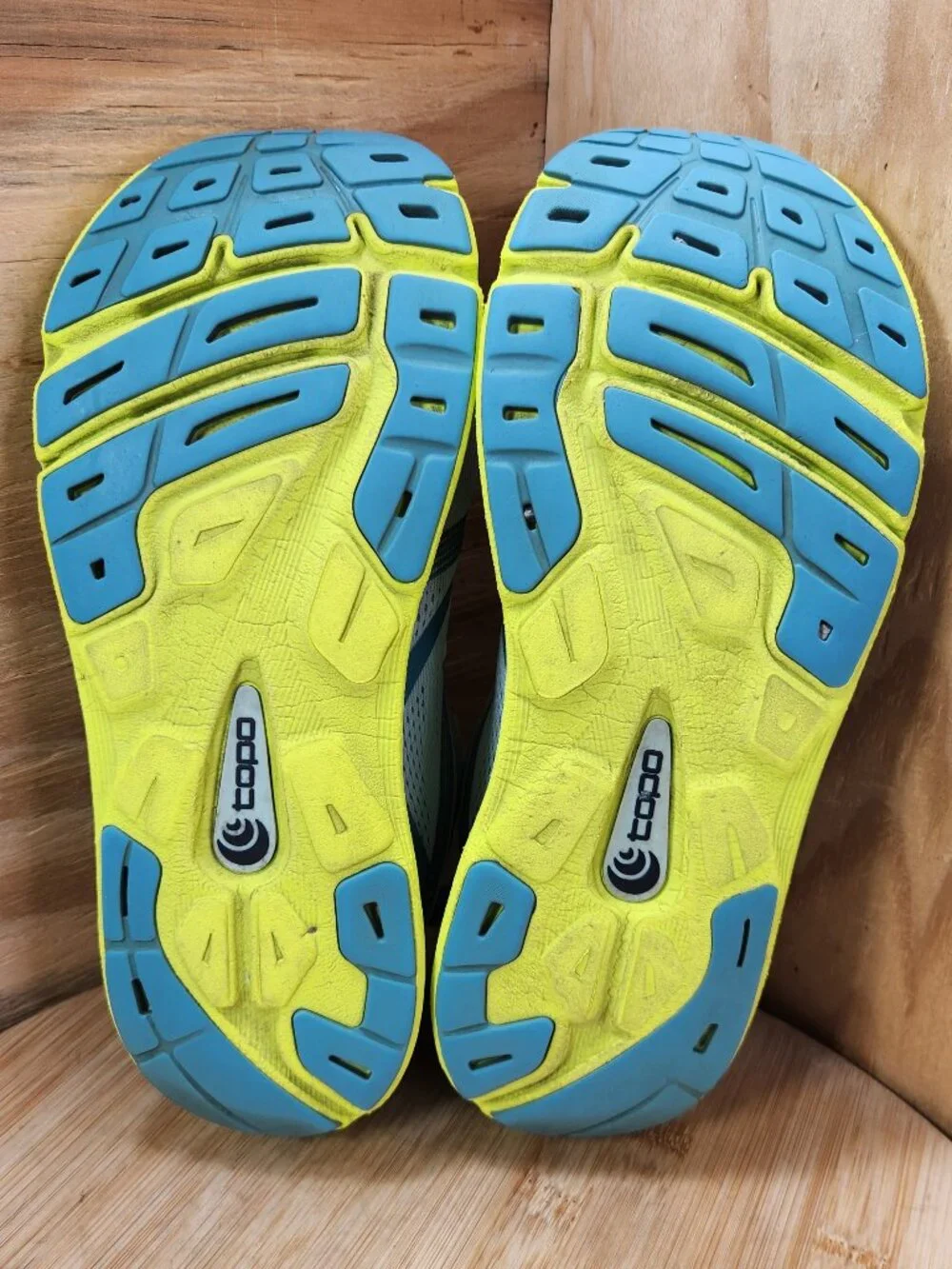 Topo Magnifly 4 Womens Running Shoes Sneakers Size 9